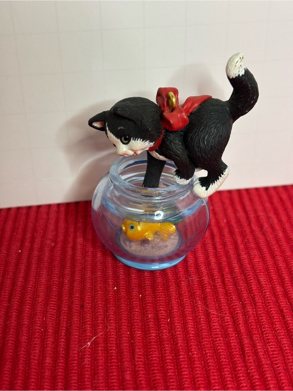 Hallmark 1999 Keepsake Christmas Ornament “Mischievous Kittens” 1st in Series.
